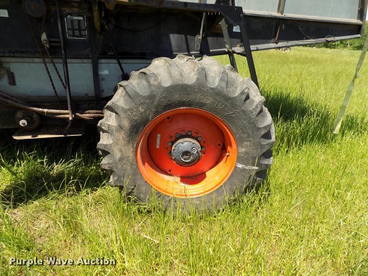 image for item FO9962 (2) Gleaner L2 combines