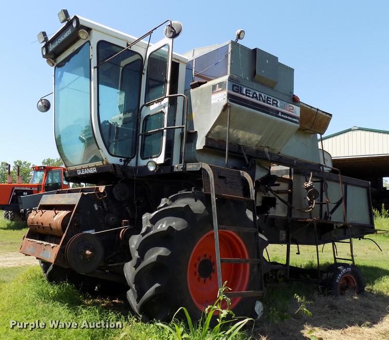 image for item FO9962 (2) Gleaner L2 combines