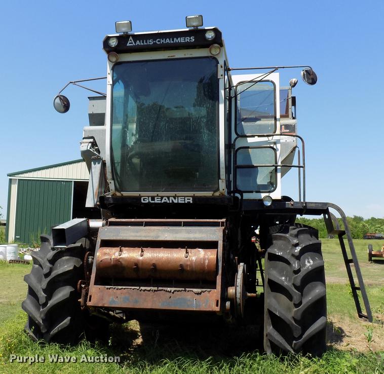 image for item FO9962 (2) Gleaner L2 combines