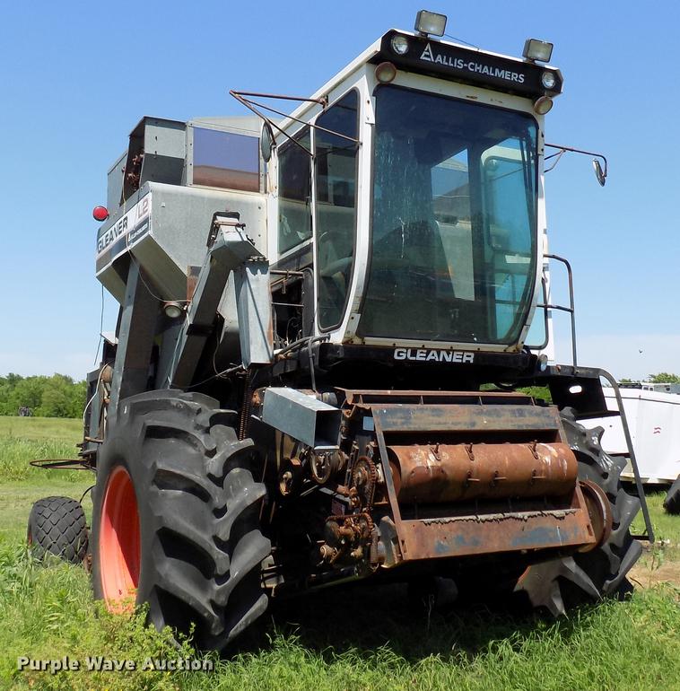 image for item FO9962 (2) Gleaner L2 combines