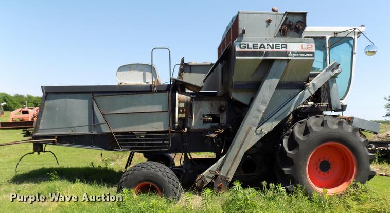 image for item FO9962 (2) Gleaner L2 combines