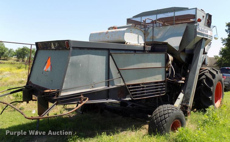 image for item FO9962 (2) Gleaner L2 combines