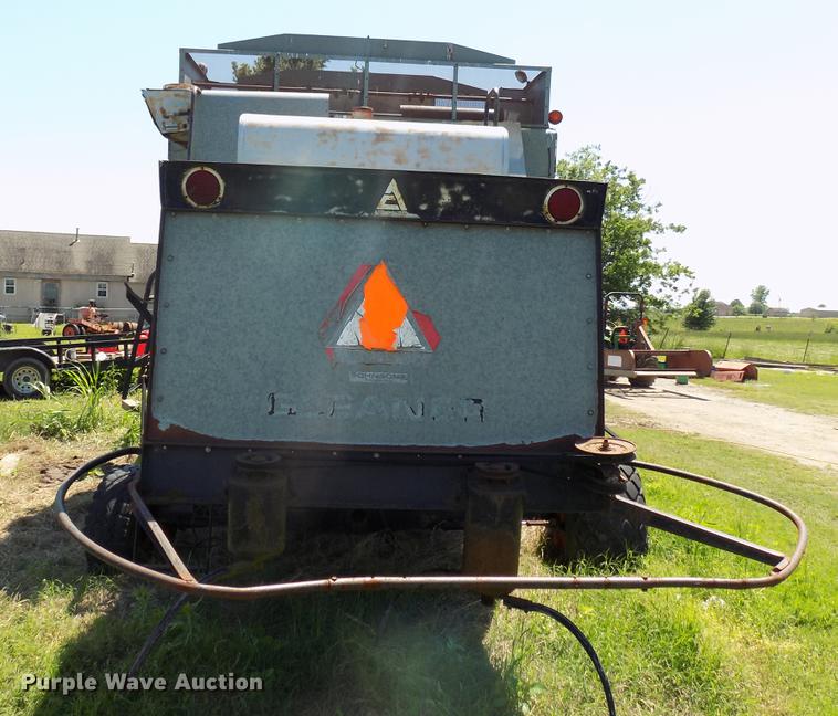 image for item FO9962 (2) Gleaner L2 combines