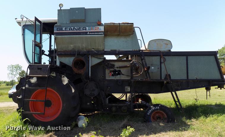 image for item FO9962 (2) Gleaner L2 combines