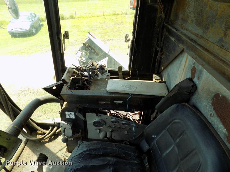 image for item FO9962 (2) Gleaner L2 combines