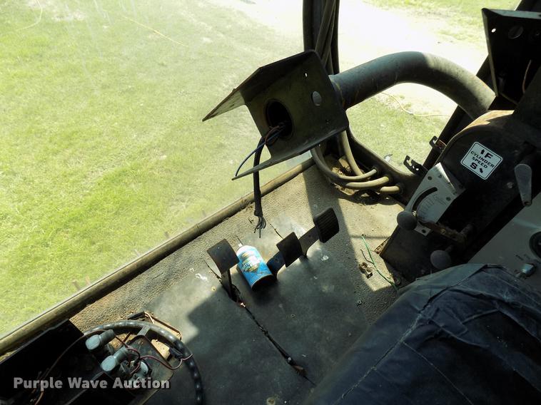 image for item FO9962 (2) Gleaner L2 combines