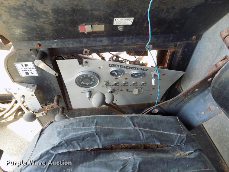 image for item FO9962 (2) Gleaner L2 combines