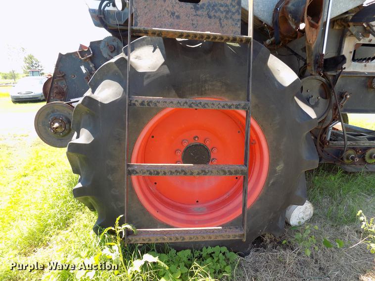 image for item FO9962 (2) Gleaner L2 combines