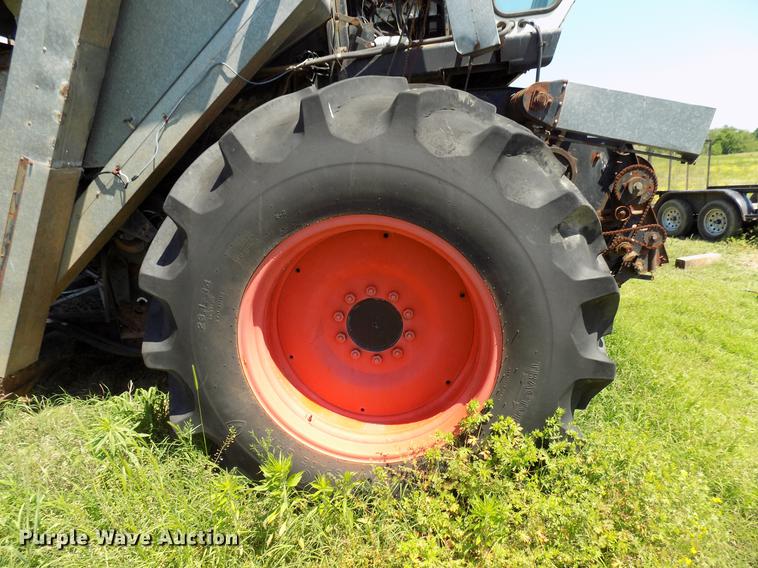 image for item FO9962 (2) Gleaner L2 combines