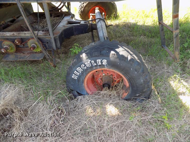 image for item FO9962 (2) Gleaner L2 combines