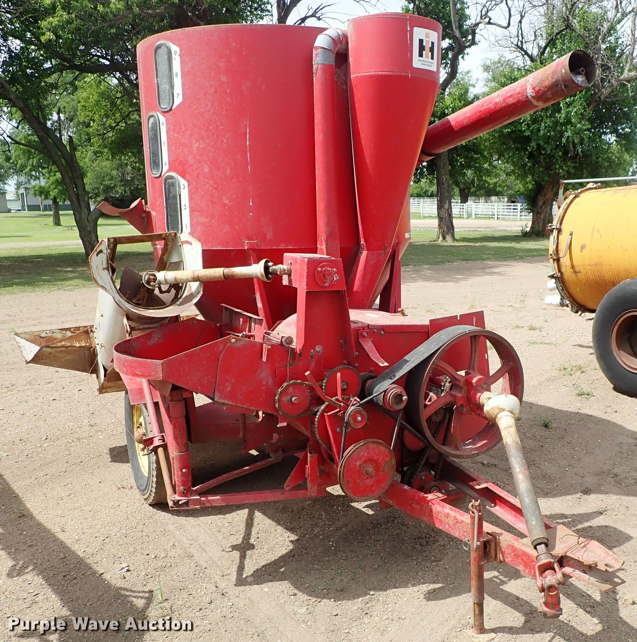 International 85 feed mixer/grinder in Kinsley, KS Item FH9939 sold