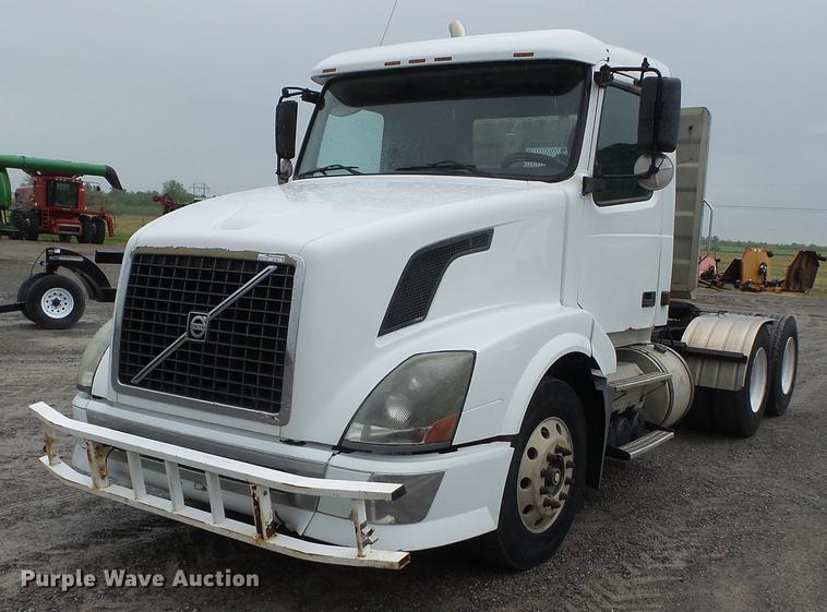 image for item CD9614 2005 Volvo VN semi truck