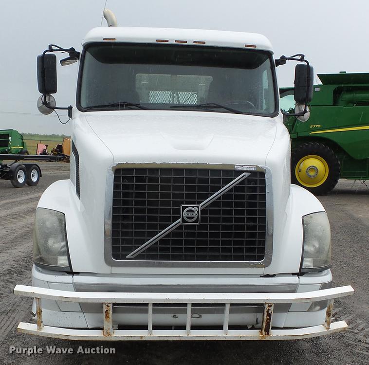 image for item CD9614 2005 Volvo VN semi truck