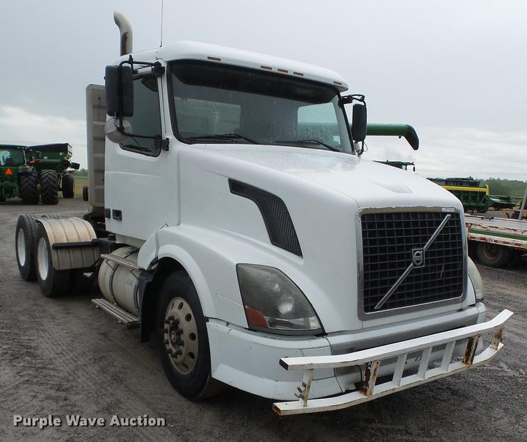 image for item CD9614 2005 Volvo VN semi truck