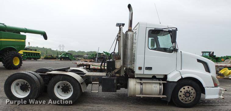 image for item CD9614 2005 Volvo VN semi truck