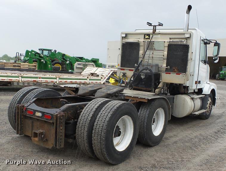 image for item CD9614 2005 Volvo VN semi truck