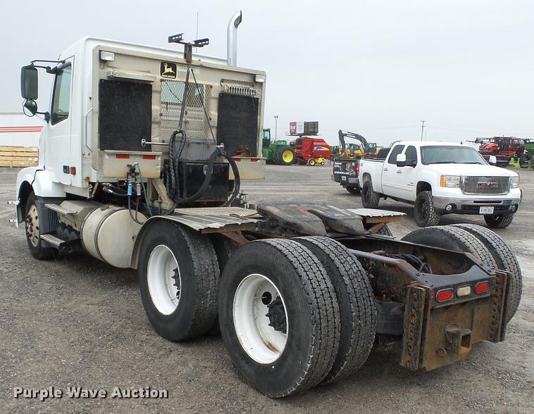image for item CD9614 2005 Volvo VN semi truck