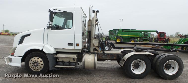 image for item CD9614 2005 Volvo VN semi truck