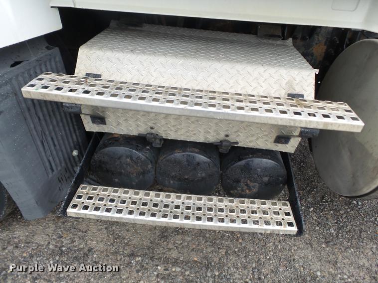 image for item CD9614 2005 Volvo VN semi truck