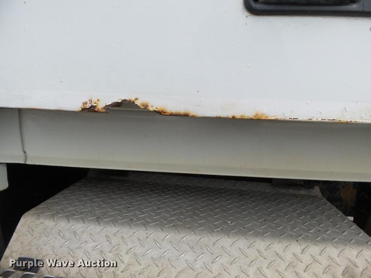 image for item CD9614 2005 Volvo VN semi truck