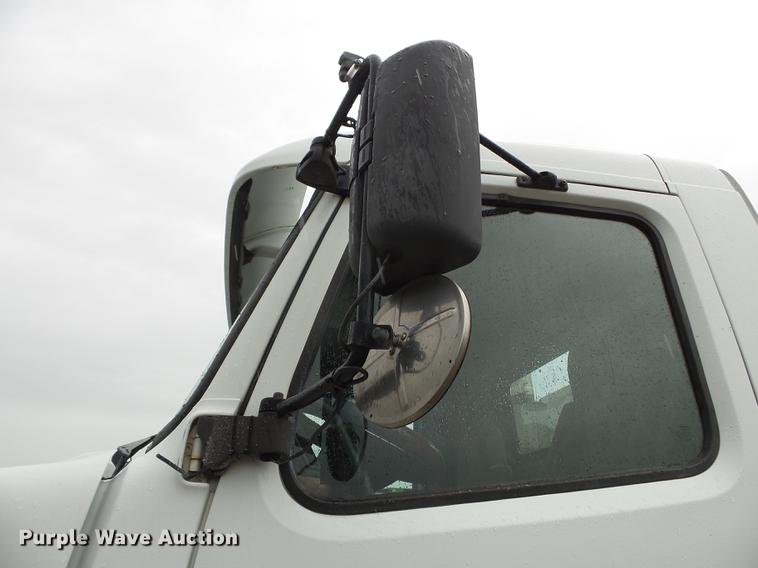 image for item CD9614 2005 Volvo VN semi truck