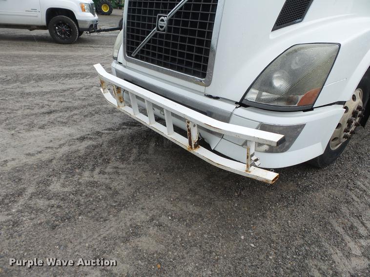 image for item CD9614 2005 Volvo VN semi truck