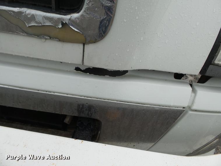 image for item CD9614 2005 Volvo VN semi truck