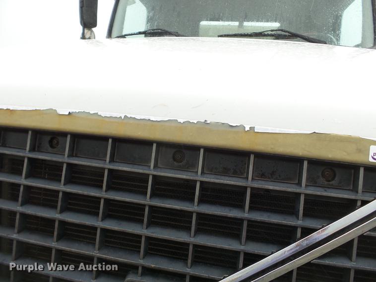 image for item CD9614 2005 Volvo VN semi truck