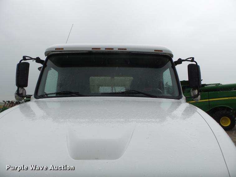 image for item CD9614 2005 Volvo VN semi truck