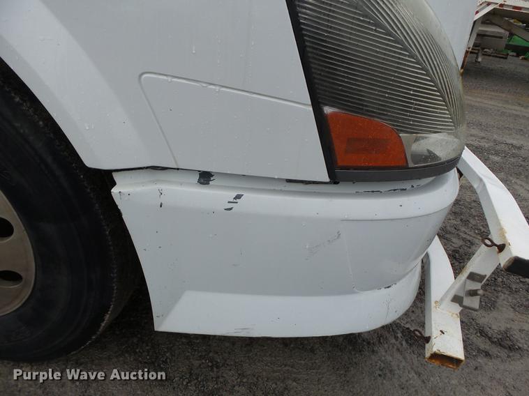 image for item CD9614 2005 Volvo VN semi truck