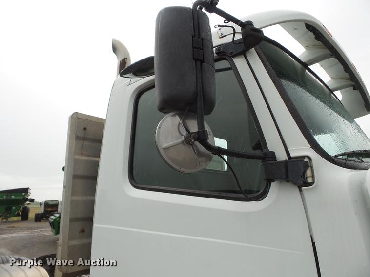 image for item CD9614 2005 Volvo VN semi truck