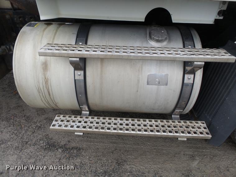 image for item CD9614 2005 Volvo VN semi truck