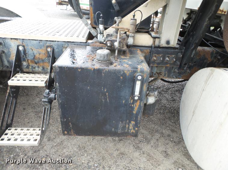 image for item CD9614 2005 Volvo VN semi truck