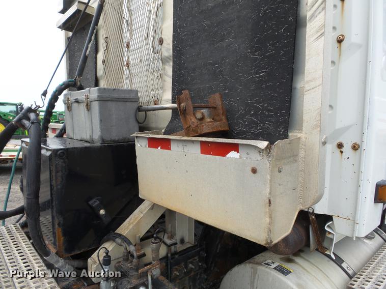 image for item CD9614 2005 Volvo VN semi truck