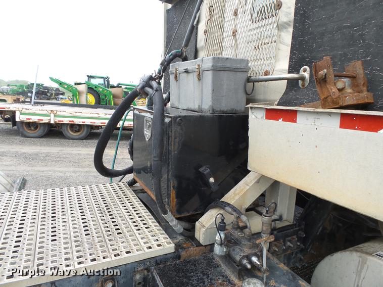 image for item CD9614 2005 Volvo VN semi truck