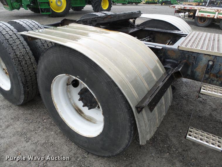 image for item CD9614 2005 Volvo VN semi truck