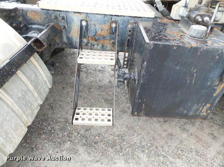 image for item CD9614 2005 Volvo VN semi truck