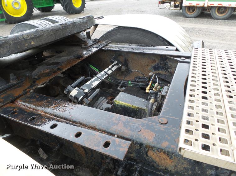 image for item CD9614 2005 Volvo VN semi truck