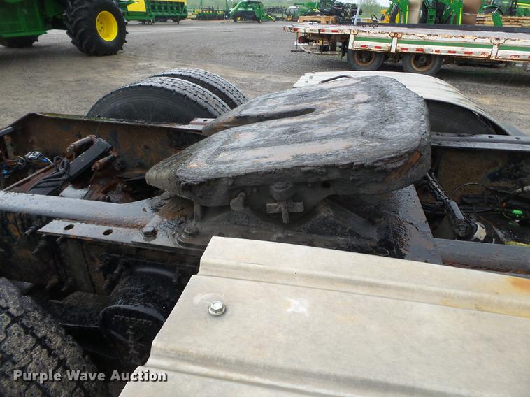 image for item CD9614 2005 Volvo VN semi truck