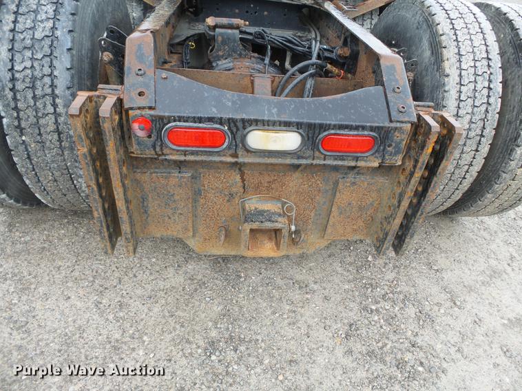 image for item CD9614 2005 Volvo VN semi truck