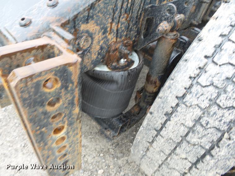 image for item CD9614 2005 Volvo VN semi truck