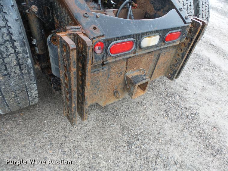 image for item CD9614 2005 Volvo VN semi truck