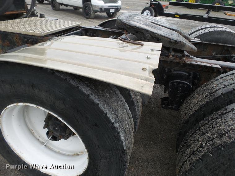 image for item CD9614 2005 Volvo VN semi truck