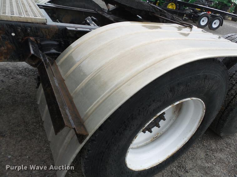 image for item CD9614 2005 Volvo VN semi truck