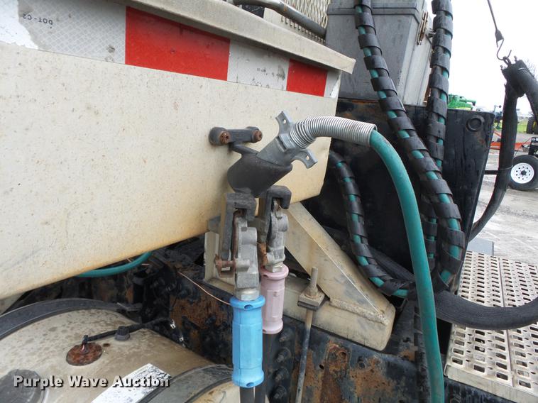 image for item CD9614 2005 Volvo VN semi truck