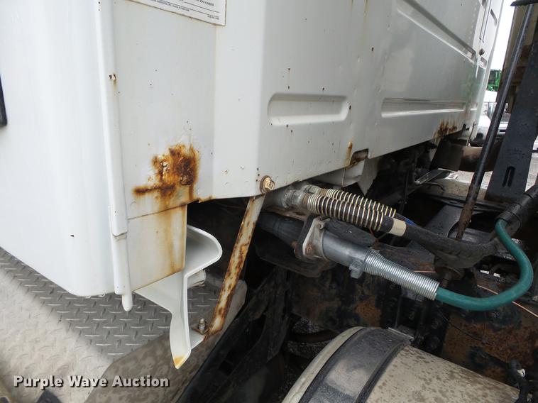 image for item CD9614 2005 Volvo VN semi truck