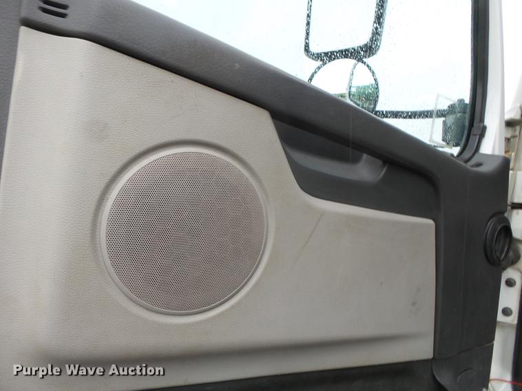 image for item CD9614 2005 Volvo VN semi truck