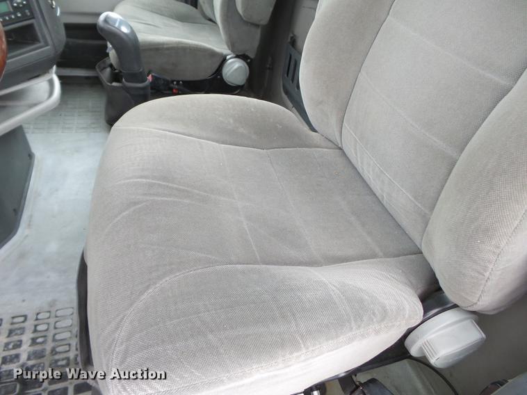 image for item CD9614 2005 Volvo VN semi truck