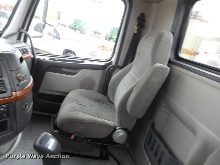 image for item CD9614 2005 Volvo VN semi truck