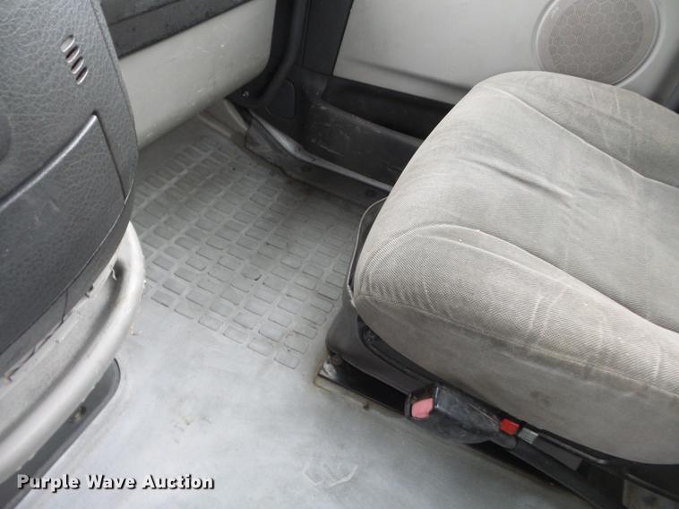 image for item CD9614 2005 Volvo VN semi truck